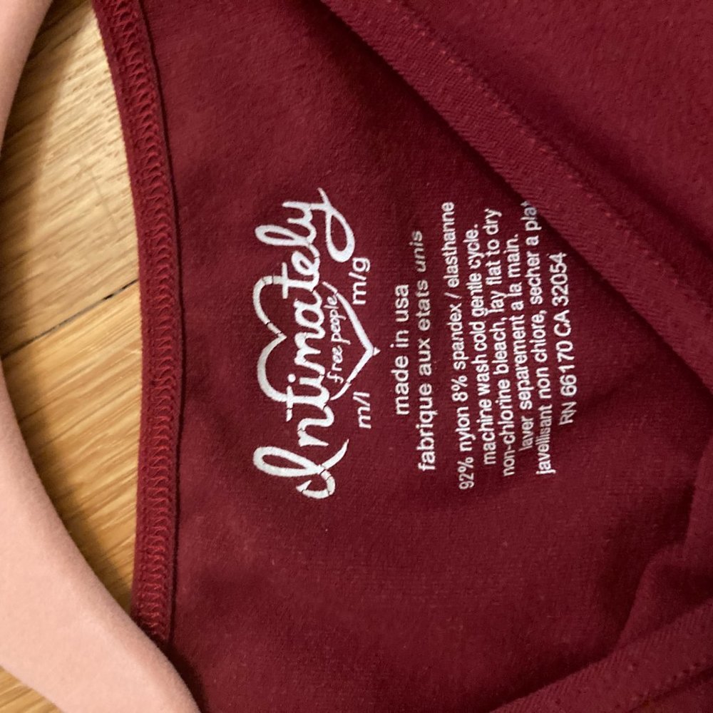 Free People High Neck Seamless Crop Midnight Apple M/L NWOT - Picture 3 of 3